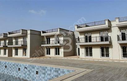 Foça Yenibağarası Havuzlu Sitede  Geniş Bahçeli  2+1 Daire