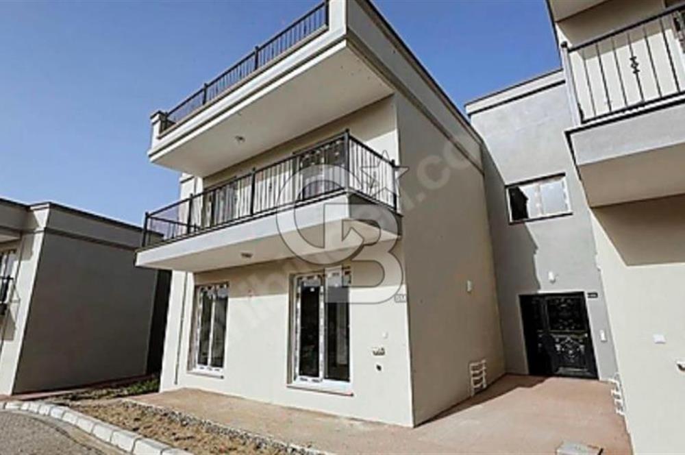 Foça Yenibağarası Havuzlu Sitede  Geniş Bahçeli  2+1 Daire