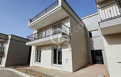 Foça Yenibağarası Havuzlu Sitede  Geniş Bahçeli  2+1 Daire