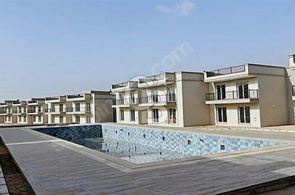 Foça Yenibağarası Havuzlu Sitede  Geniş Bahçeli  2+1 Daire