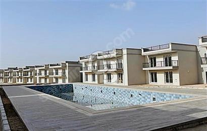 Foça Yenibağarası Havuzlu Sitede  Geniş Bahçeli  2+1 Daire