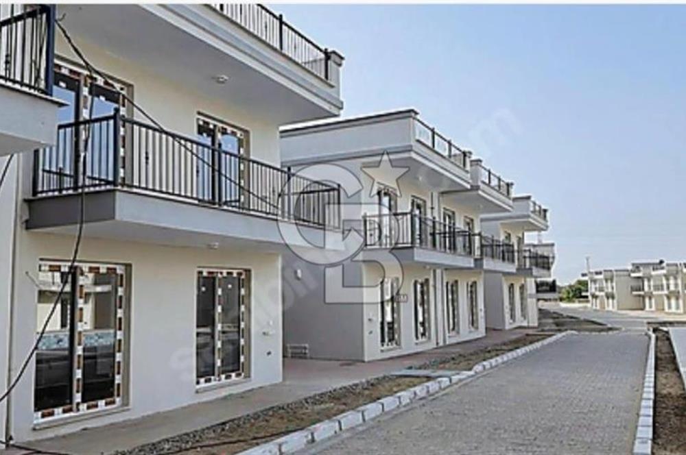 Foça Yenibağarası Havuzlu Sitede  Geniş Bahçeli  2+1 Daire