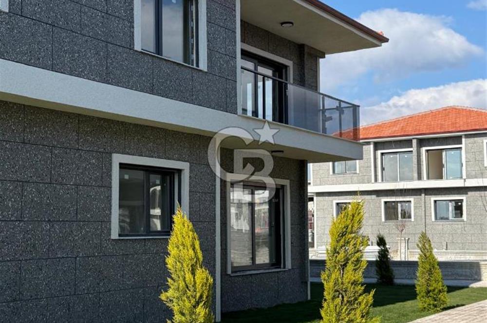ÇANDARLI'DA HAVUZLU SİTE İÇERİSİNDE 1+1 DAİRE