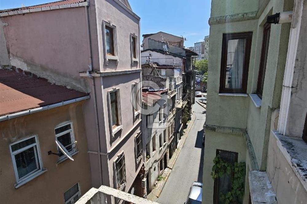 BEYOĞLU KILIÇ ASLAN SOKAKTA 4 DAİRELİ SATILIK BİNA