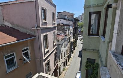 BEYOĞLU KILIÇ ASLAN SOKAKTA 4 DAİRELİ SATILIK BİNA