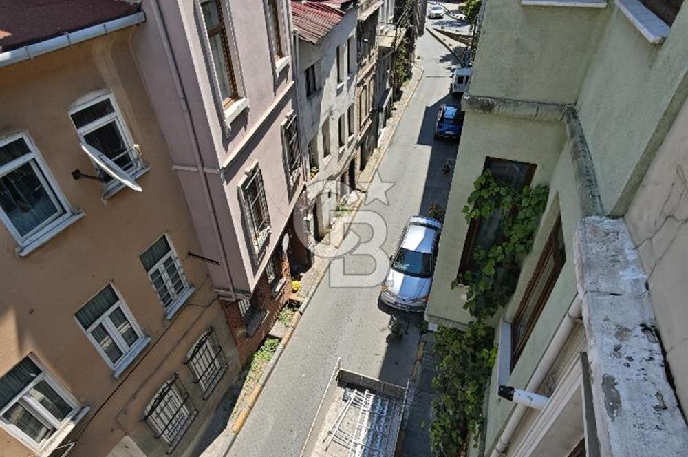 BEYOĞLU KILIÇ ASLAN SOKAKTA 4 DAİRELİ SATILIK BİNA