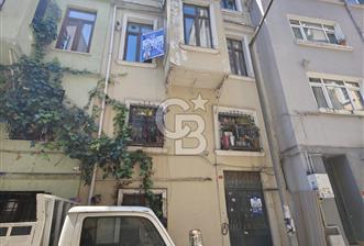 BEYOĞLU KILIÇ ASLAN SOKAKTA 4 DAİRELİ SATILIK BİNA