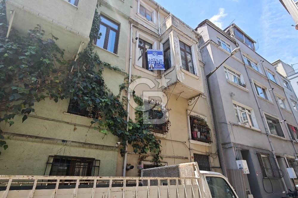 BEYOĞLU KILIÇ ASLAN SOKAKTA 4 DAİRELİ SATILIK BİNA