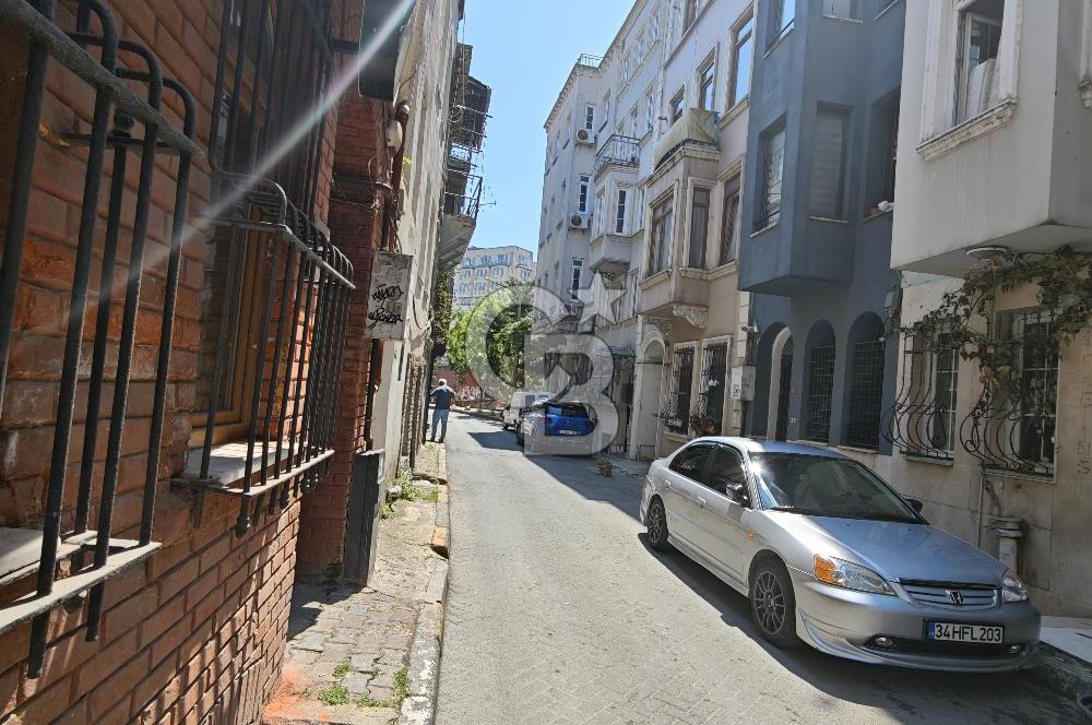 BEYOĞLU KILIÇ ASLAN SOKAKTA 4 DAİRELİ SATILIK BİNA