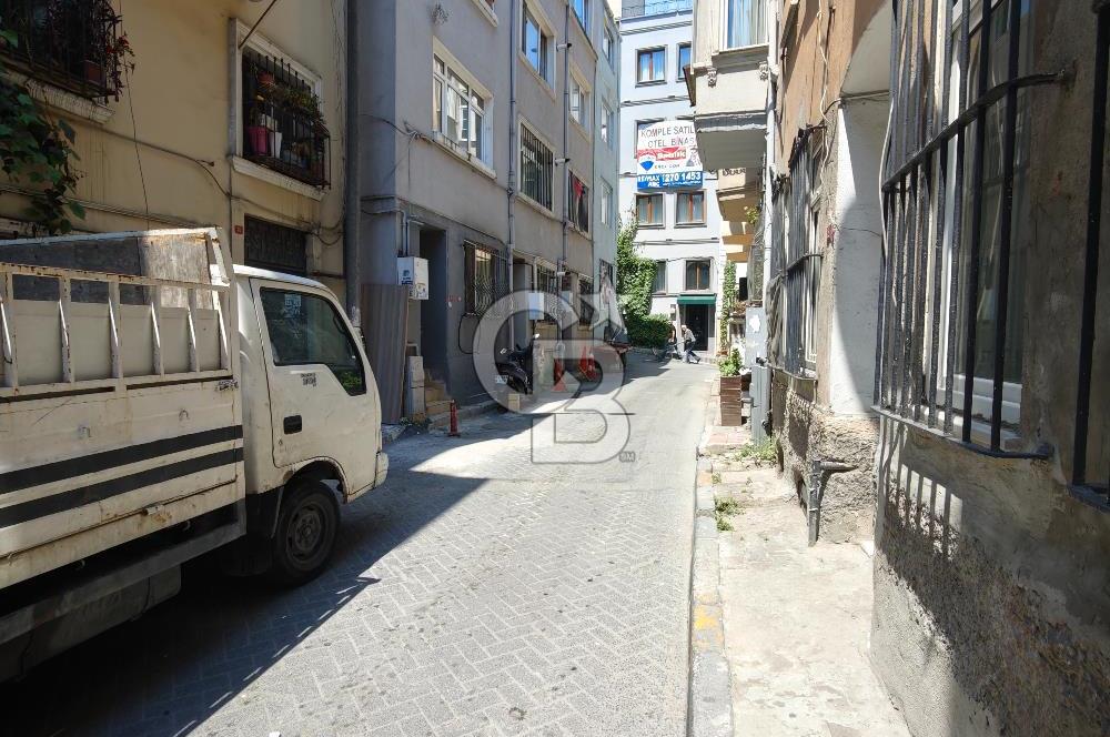 BEYOĞLU KILIÇ ASLAN SOKAKTA 4 DAİRELİ SATILIK BİNA