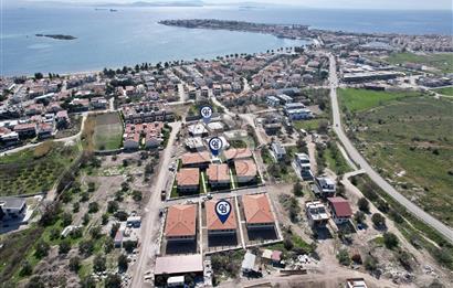 Çandarlı merkezde denize 300 metre mesafede havuzlu site içinde 