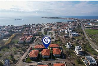 ÇANDARLI MERKEZE DENİZE 400 MT SİTE İÇERİSİNDE BAHÇELİ 1+1