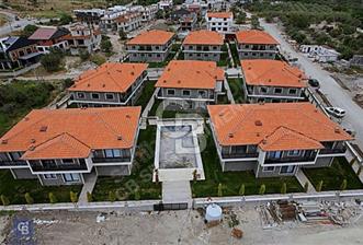 HAVUZLU SİTEDE MERKEZE DENİZE YÜRÜME MESAFESİNDE BAHÇE KATI 1+1