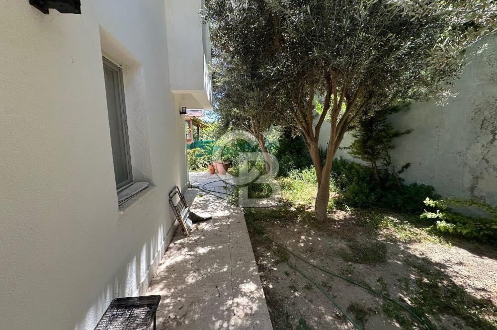 ÇEŞME ÇİFTLİK'TE 210 M2 ARSA İÇİNDE SATILIK 4+1 TRİPLEX