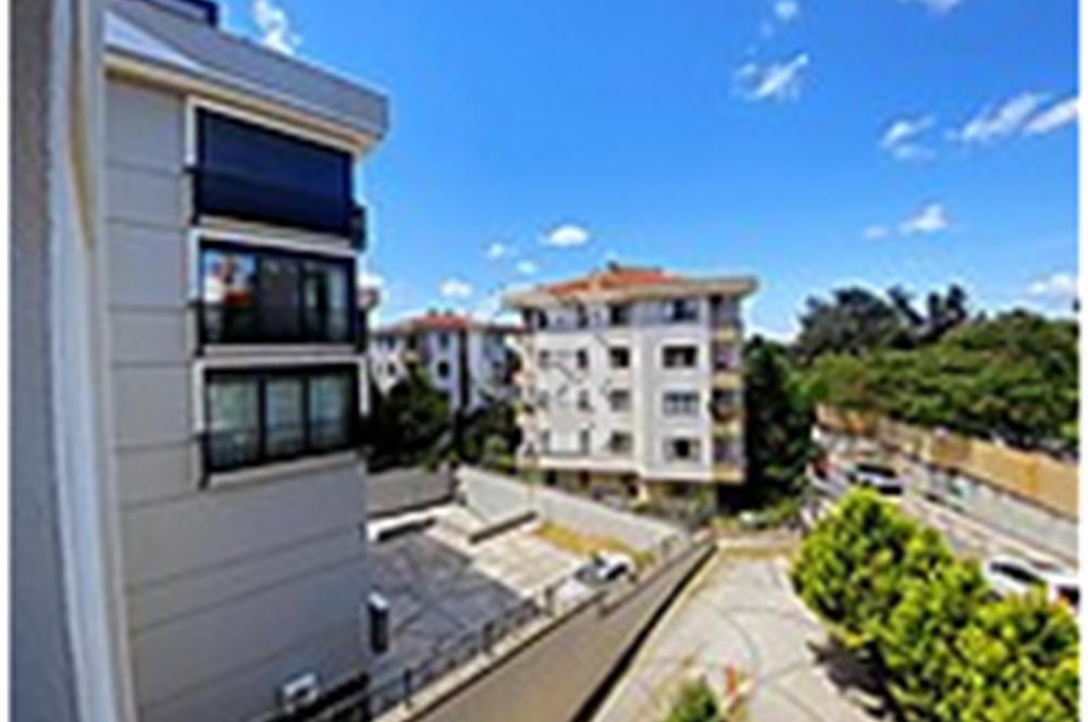  ÜSKÜDAR ACIBADEM MAHALLESİ'NDE CADDE ÜZERİ 2+1 KİRALIK DAİRE 