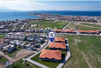 ÇANDARLI MERKEZDE SİTE İÇERİSİNDE SIFIR GENİŞ 2+1