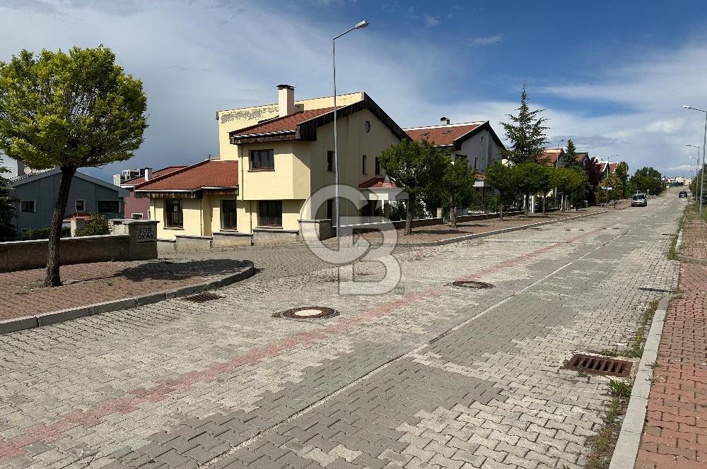 BÜYÜK BAHÇELİ ,MÜSTAKİL VİLLA:HUZURUN KAPISINI ARALAMA FIRSATI !