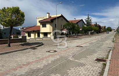 BÜYÜK BAHÇELİ ,MÜSTAKİL VİLLA:HUZURUN KAPISINI ARALAMA FIRSATI !