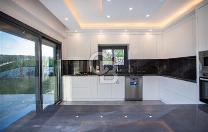 Foçaköyde Satılık Deniz Manzaralı 4+1 Havuzlu Villa