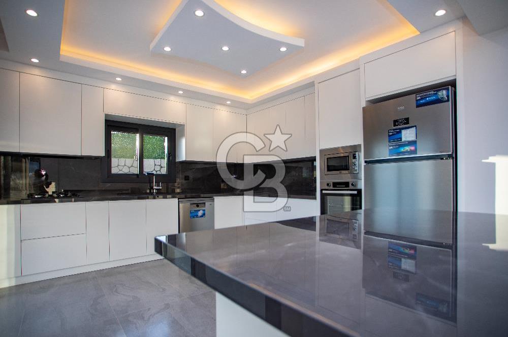 Foçaköyde Satılık Deniz Manzaralı 4+1 Havuzlu Villa