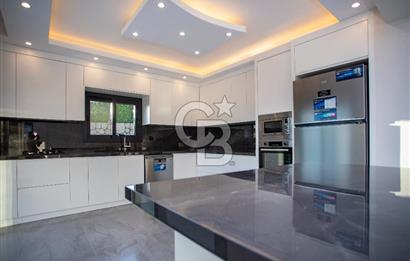 Foçaköyde Satılık Deniz Manzaralı 4+1 Havuzlu Villa