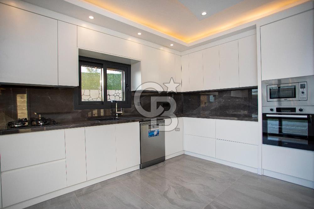 Foçaköyde Satılık Deniz Manzaralı 4+1 Havuzlu Villa