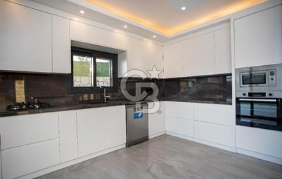 Foçaköyde Satılık Deniz Manzaralı 4+1 Havuzlu Villa