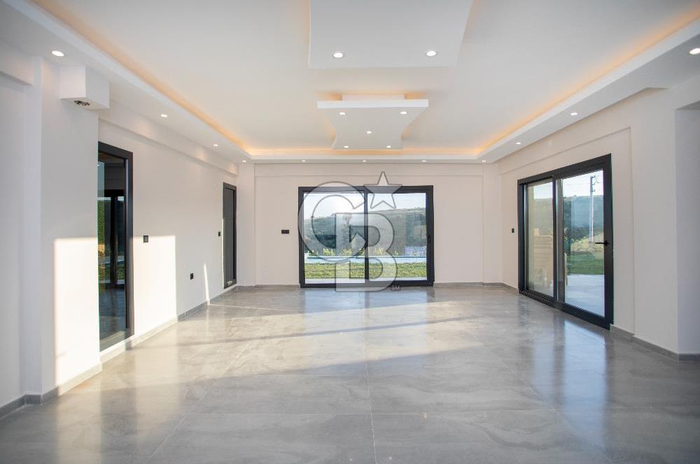 Foçaköyde Satılık Deniz Manzaralı 4+1 Havuzlu Villa