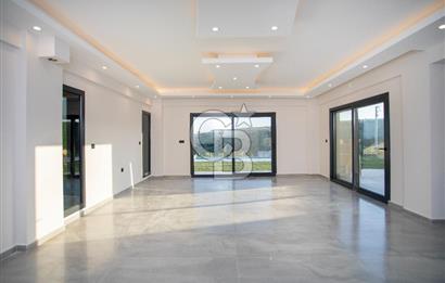 Foçaköyde Satılık Deniz Manzaralı 4+1 Havuzlu Villa