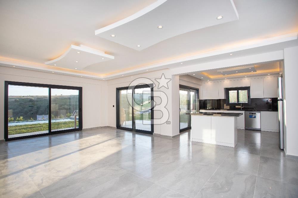Foçaköyde Satılık Deniz Manzaralı 4+1 Havuzlu Villa