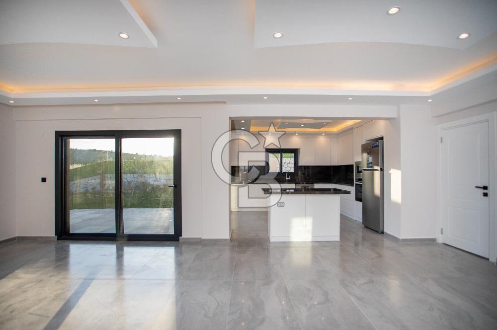 Foçaköyde Satılık Deniz Manzaralı 4+1 Havuzlu Villa