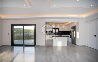 Foçaköyde Satılık Deniz Manzaralı 4+1 Havuzlu Villa