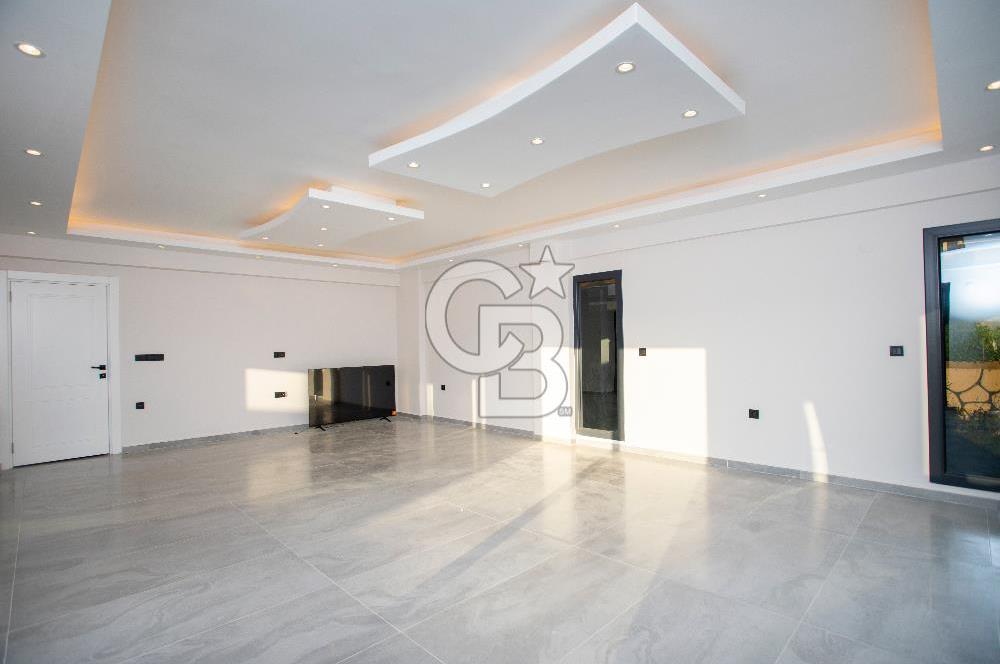 Foçaköyde Satılık Deniz Manzaralı 4+1 Havuzlu Villa