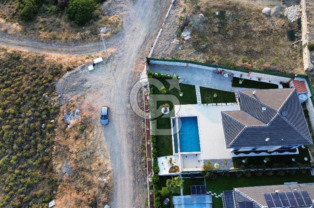 Foçaköyde Satılık Deniz Manzaralı 4+1 Havuzlu Villa