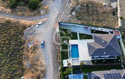 Foçaköyde Satılık Deniz Manzaralı 4+1 Havuzlu Villa