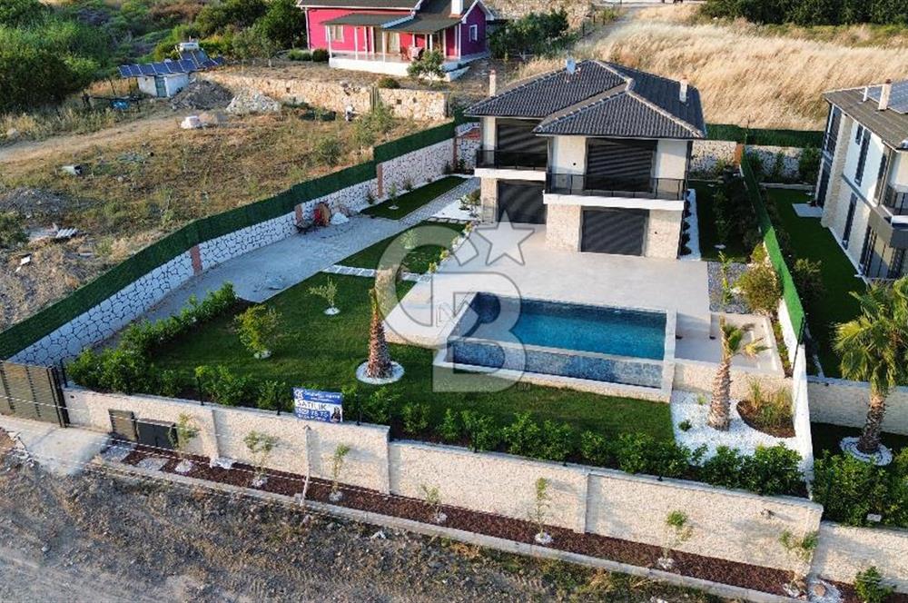 Foçaköyde Satılık Deniz Manzaralı 4+1 Havuzlu Villa
