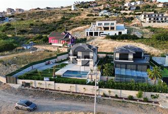 Foçaköyde Satılık Deniz Manzaralı 4+1 Havuzlu Villa