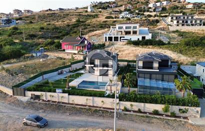 Foçaköyde Satılık Deniz Manzaralı 4+1 Havuzlu Villa