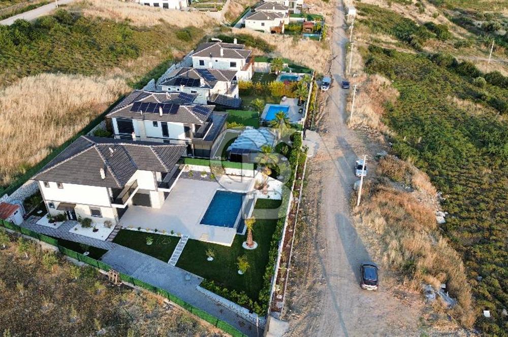 Foçaköyde Satılık Deniz Manzaralı 4+1 Havuzlu Villa