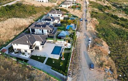 Foçaköyde Satılık Deniz Manzaralı 4+1 Havuzlu Villa