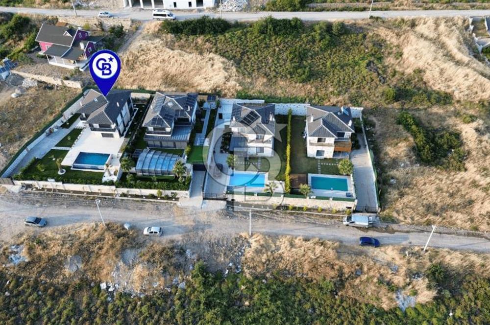 Foçaköyde Satılık Deniz Manzaralı 4+1 Havuzlu Villa