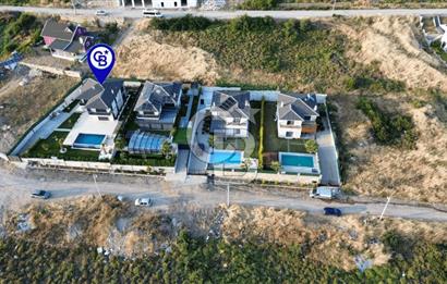 Foçaköyde Satılık Deniz Manzaralı 4+1 Havuzlu Villa