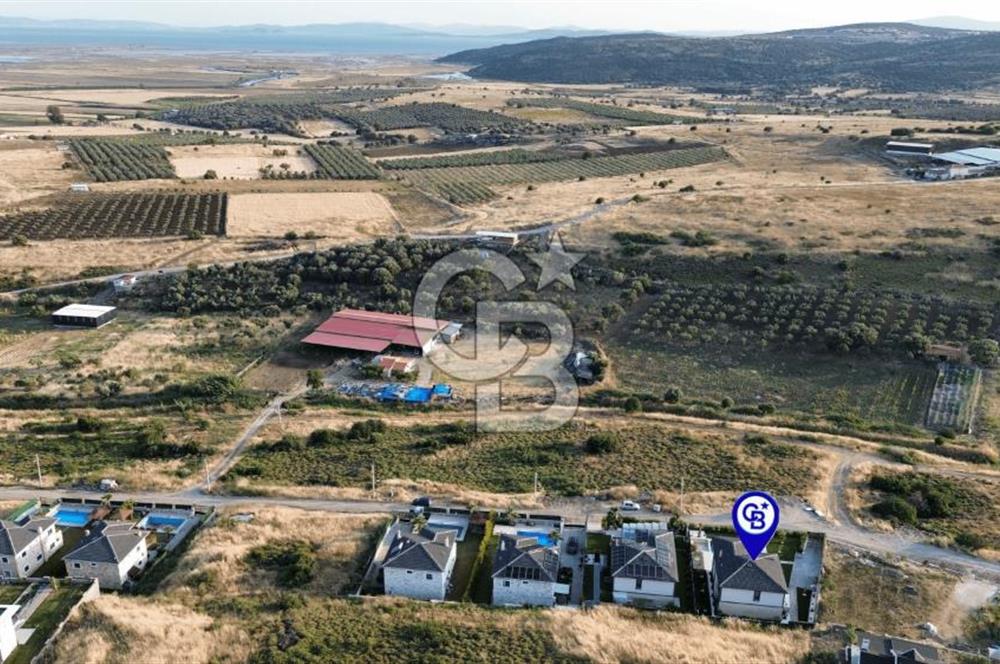 Foçaköyde Satılık Deniz Manzaralı 4+1 Havuzlu Villa