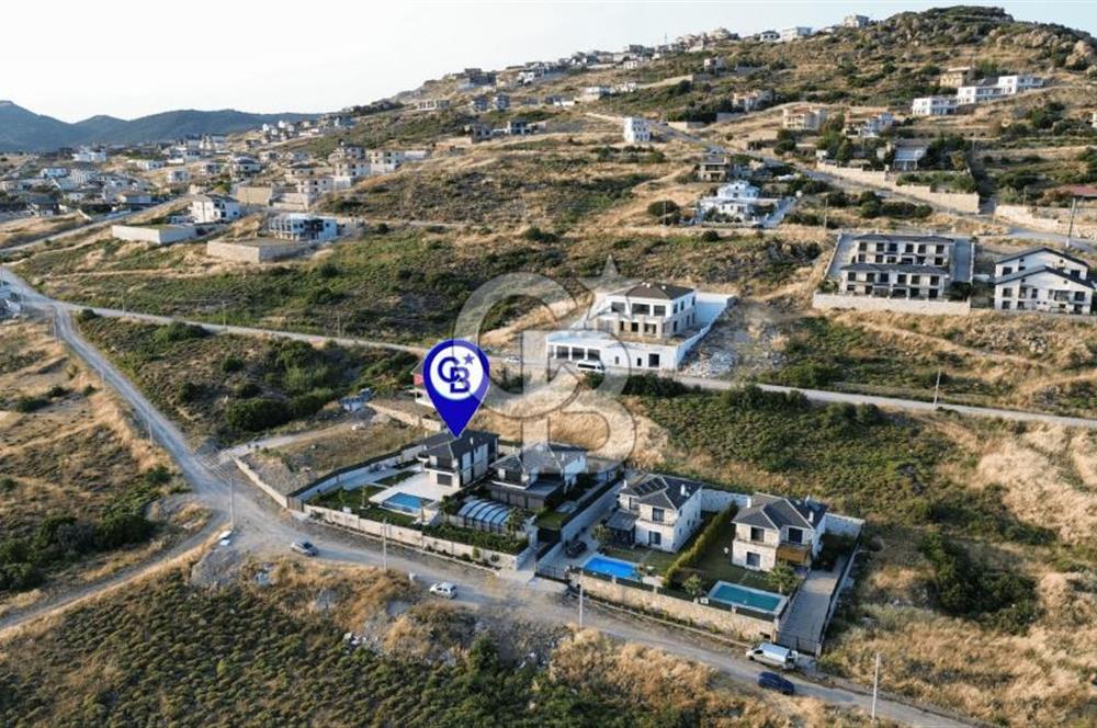 Foçaköyde Satılık Deniz Manzaralı 4+1 Havuzlu Villa