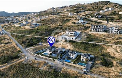Foçaköyde Satılık Deniz Manzaralı 4+1 Havuzlu Villa