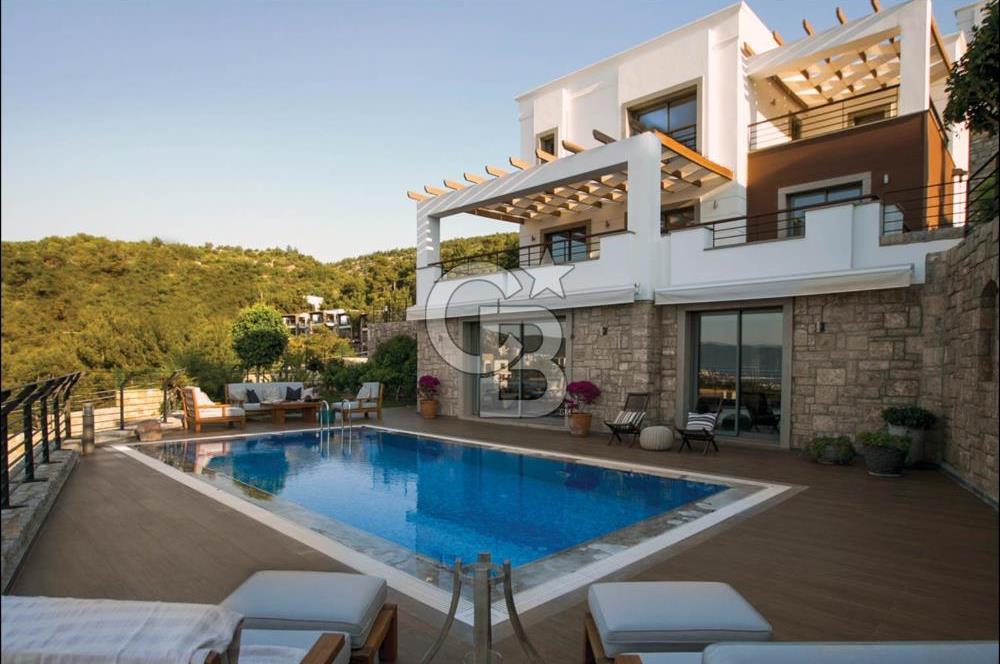 Bodrum Merkezde Müstakil Satılık Tripleks Havuzlu Villa