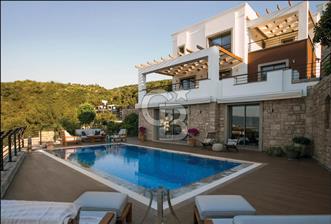 Bodrum Merkezde Müstakil Satılık Tripleks Havuzlu Villa