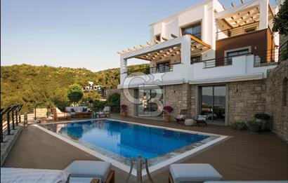 Bodrum Merkezde Müstakil Satılık Tripleks Havuzlu Villa