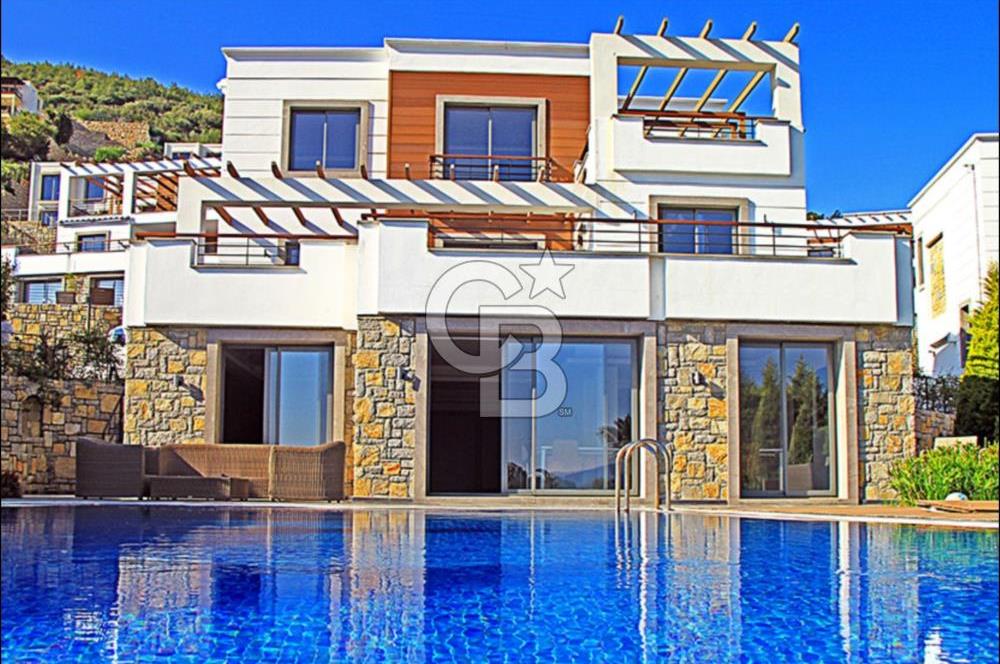 Bodrum Merkezde Müstakil Satılık Tripleks Havuzlu Villa