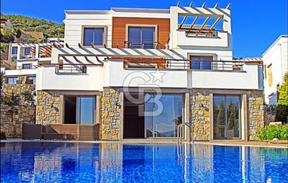 Bodrum Merkezde Müstakil Satılık Tripleks Havuzlu Villa